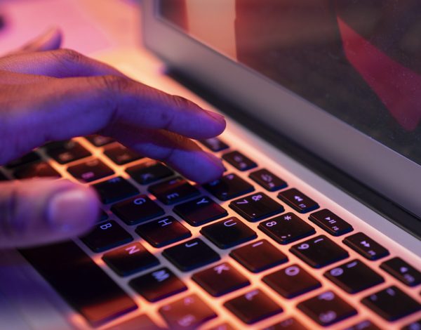 feche-as-maos-digitando-no-teclado