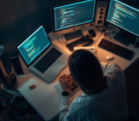 imagem de uma pessoa Formatação de Notebook e PC (2)