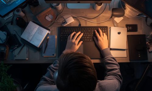 imagem de uma pessoa Formatação de Notebook e PC (7)