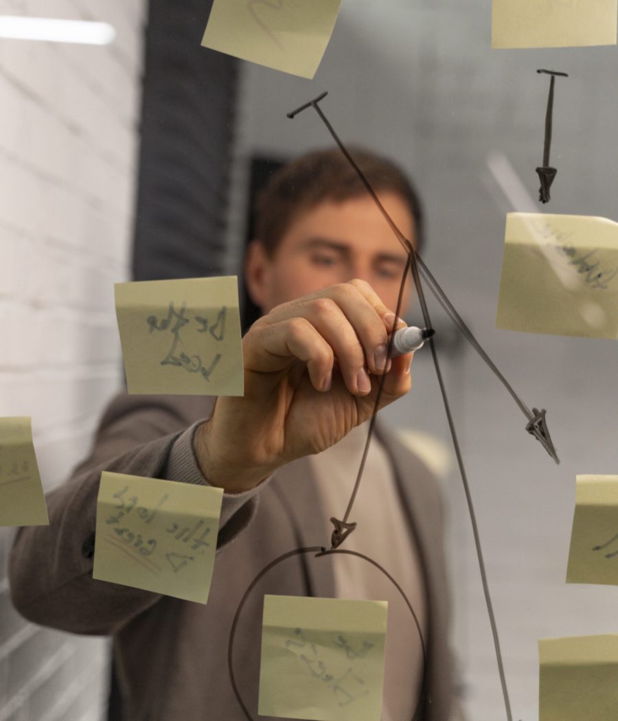 proprietario-da-empresa-trabalhando-em-sua-estrategia