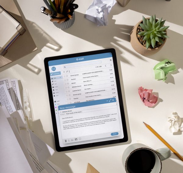 vista-superior-espaco-de-trabalho-de-escritorio-baguncado-com-tablet